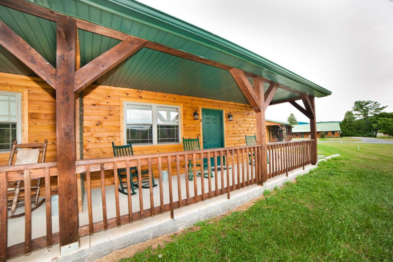 7Cs Lodging Flintstone Екстер'єр фото
